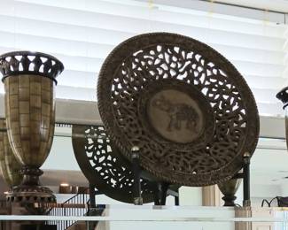 XL plate with elephant on it.
2 Lamps.
