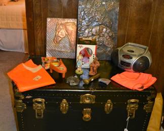 Vintage copper pics
Vintage trunk