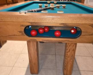 Bumper pool table