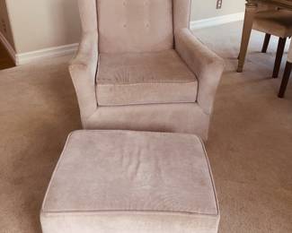 Accent chair with pedestal