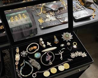 Assorted Beautiful Vintage Jewelry 