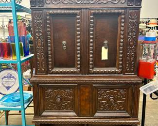 Jacobean Hutch