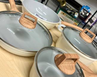 New in box Carote pot set