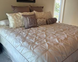 Jonathan Stevens King Mattress
Quality king-size mattress by Jonathan Stevens Mattress Co. (Lady Americana Midwest), manufactured in Grand Rapids, MI. Model 1SPT. Comfortable, supportive, and in clean condition.
• Condition: Very good, lightly used
• Size: King