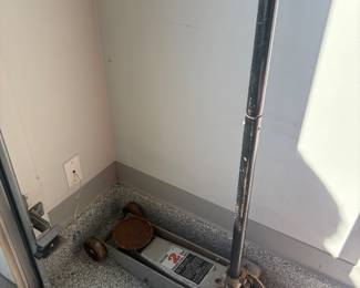 Heavy-Duty Floor Jack (2 Ton)