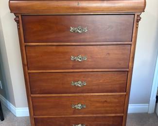 Lexington Betsy Cameron Tall Chest of Drawers
Classic cherry-finish tall chest by Lexington Furniture, Betsy Cameron Collection. Features five drawers with ornate floral brass pulls and traditional carved details.
• Condition: Very good, light wear consistent with age