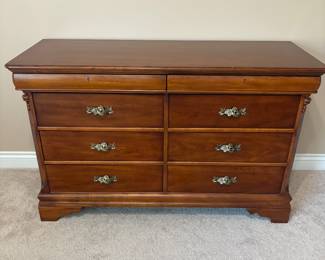 Lexington Betsy Cameron 8-Drawer Dresser
Beautiful dresser from the Lexington Betsy Cameron Collection with eight drawers, floral brass hardware, and a warm cherry finish. Traditional styling with carved side posts and bracket feet.
• Condition: Very good, minor surface wear