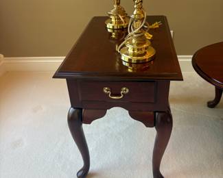 Mahogany Queen Anne End Table with Drawer
Elegant end table crafted in mahogany, featuring a single drawer with brass bail pull, beveled top edge, and graceful Queen Anne cabriole legs. Perfect as a living room side table, nightstand, or accent piece. 1 of 2