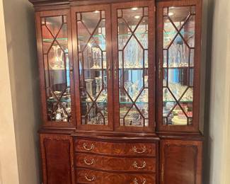 Henkel-Harris Mahogany Lighted China Cabinet (2001)
Elegant Henkel-Harris breakfront china cabinet, crafted from rich mahogany and dated 2001. Features include:
• Four beveled glass doors with decorative mullions
• Interior lighting with glass shelving to highlight crystal or collectibles
• Bow-front lower section with four graduated drawers, adorned with brass hardware
• Two flanking cabinets with paneled mahogany doors for additional storage
• Crown molding and dentil detail across the top
Condition: Excellent overall, light wear consistent with age.
A high-quality, heirloom piece from Henkel-Harris of Winchester, VA — known for some of the finest American-made traditional furniture. Perfect for showcasing china, silver, or fine glassware.