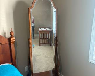 Lexington Betsy Cameron Cheval Mirror with Drawer Base
Elegant full-length cheval mirror in cherry finish, part of the Betsy Cameron Collection. Mounted on a sturdy base with a storage drawer, tilting design, and decorative trim.
• Condition: Very good, some minor marks