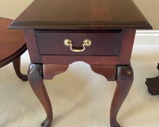 Mahogany Queen Anne End Table with Drawer
Elegant end table crafted in mahogany, featuring a single drawer with brass bail pull, beveled top edge, and graceful Queen Anne cabriole legs. Perfect as a living room side table, nightstand, or accent piece. 1 of 2