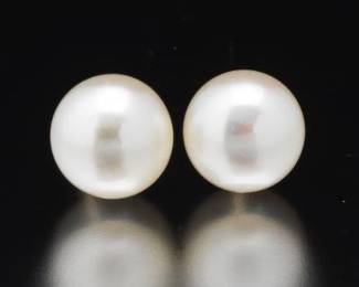 A Pair of Button Pearl Earrings