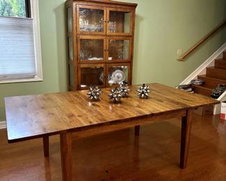 Amish crafted dining table with 2 leaves installed.