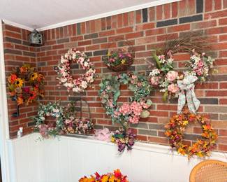 WREATHS AND DRIED FLOWER ARRANGMENTS