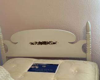 TWIN HEADBOARD W/BEDFRAME