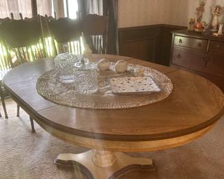 DINING ROOM TABLE WITH ONE LEAF