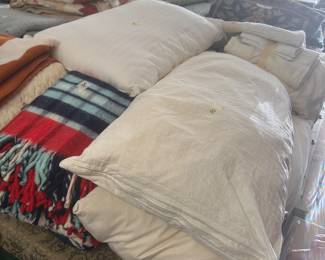 LINENS, BLANKETS, THROWS, PILLOWS