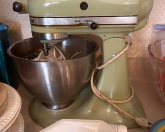 KITCHEN AID AVOCADO GREEN STAND MIXER