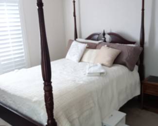 Queen size poster bed
