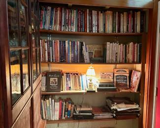 Large collection of reference books and price guides on antiques