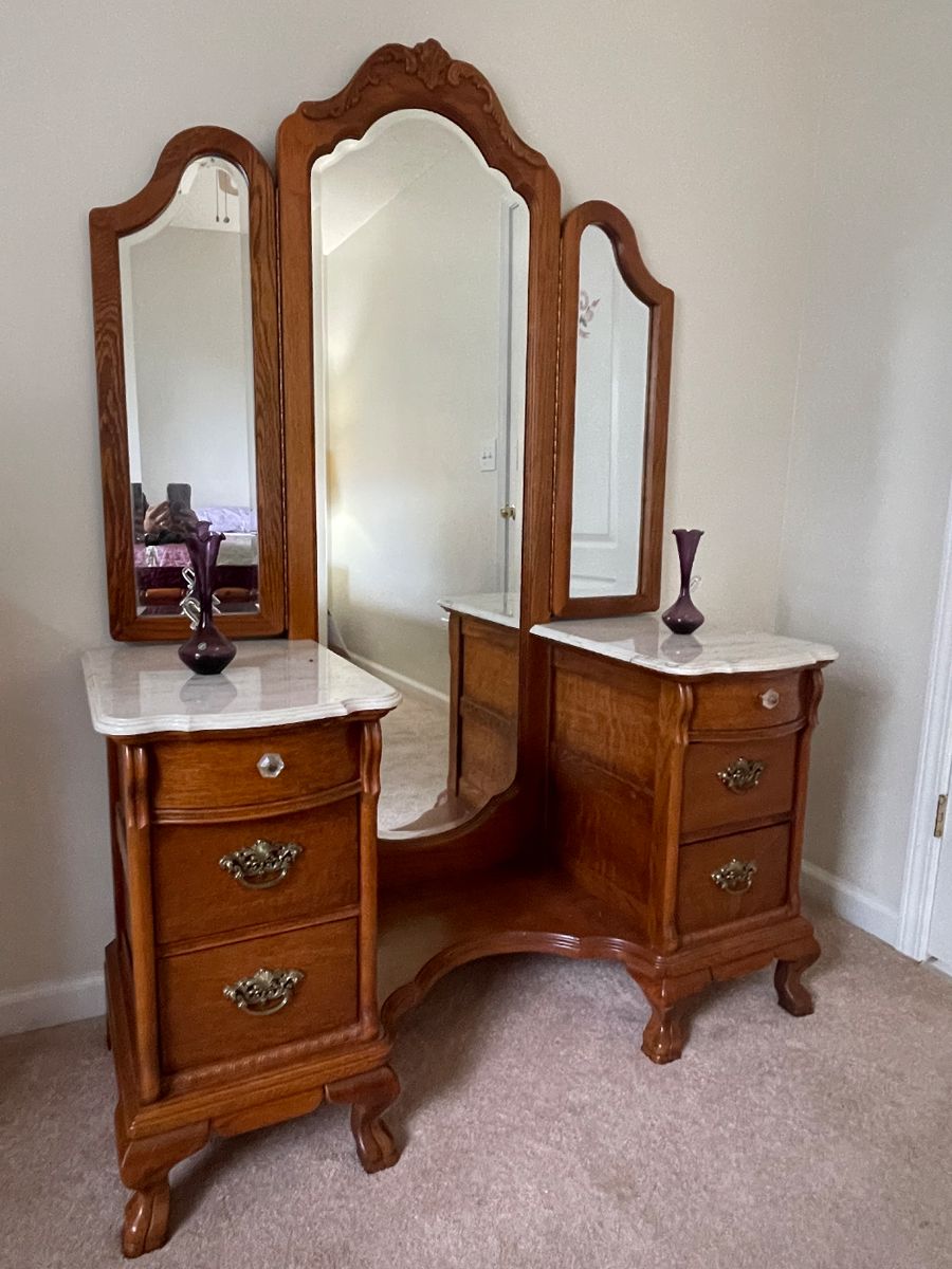 LEXINTON FURNITURE VICTORIAN SAMPLER VANITY AND THREE VIEW MIRRORS