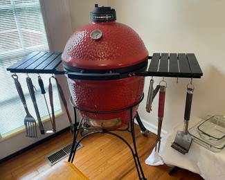 KAMADO JOE CLASSIC WITH CART/SHLEVES AND ACCESSORIES