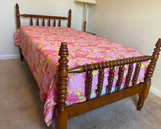 ANTIQUE HARMONEY HOUSE TWIN SIZE SPINDLE BED