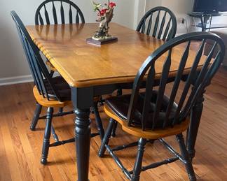 NICE KITCHEN TABLE - HAS EXTENDER IN IT, IT CAN BE MADE SMALLER