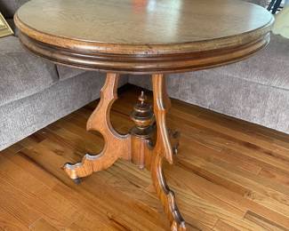 ANTIQUE TABLE IN EXCELLENT CONDITION