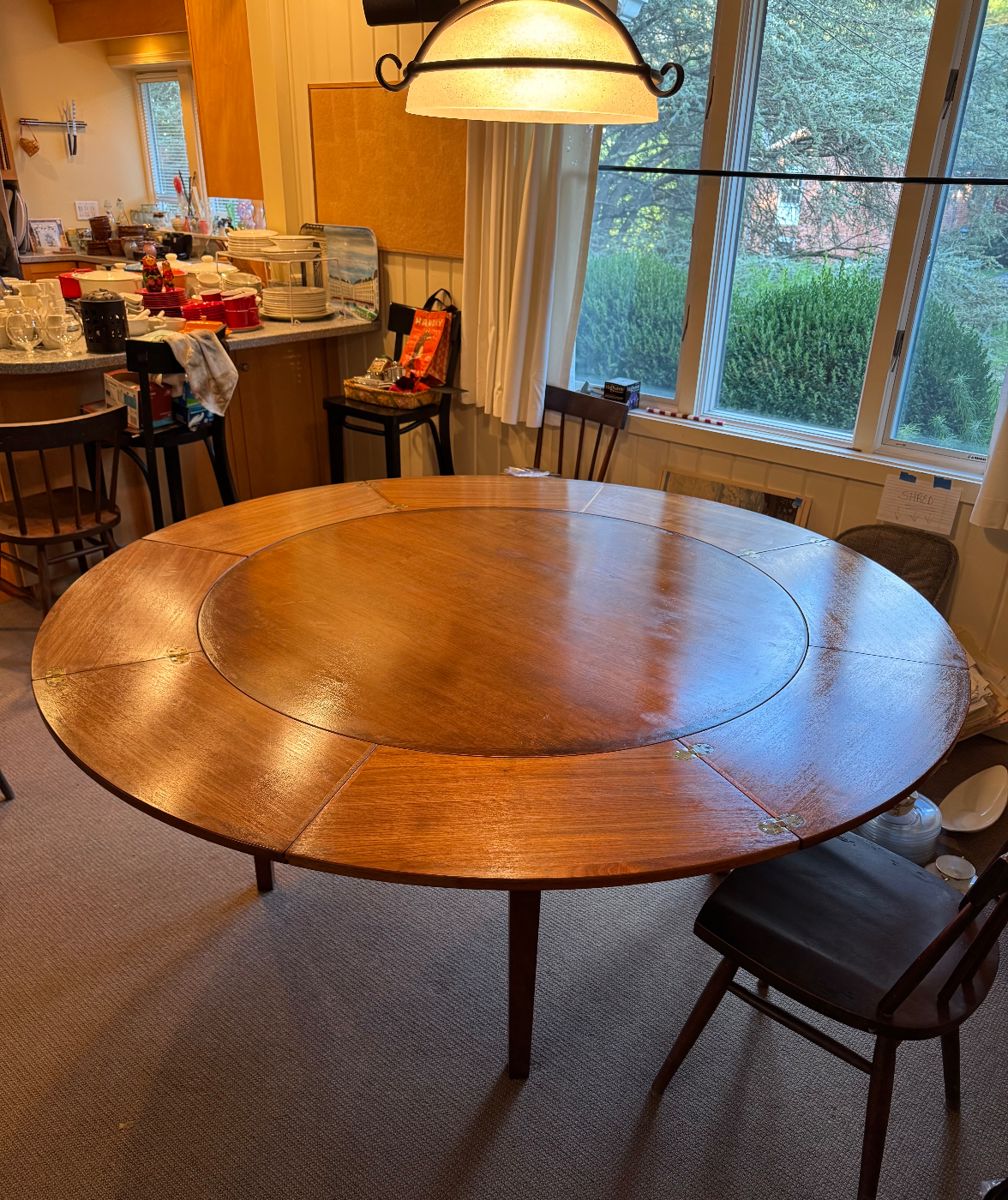 Dyrlund (Denmark)Lotus dining
table with exterior leafs that store under table top
