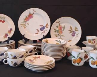 AS179Royal Worcester Fine Porcelain 1961 Serving