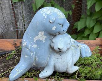 55 LovingSealsGardenStatue
