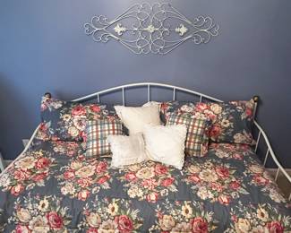 Daybed w/ Mattress and Linens