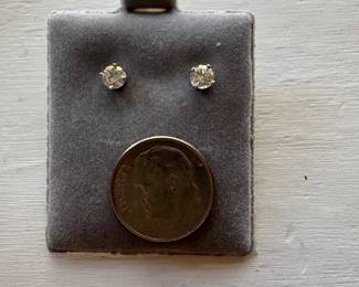 #113 - $300 - 14kt white gold studs diamonds earrings 0.50 ctw 7 grams. 
