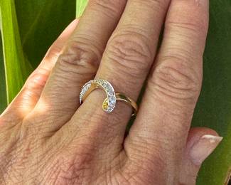 #82 - $250 - 14kt gold ring band w/tiny diamond sz 6.5 