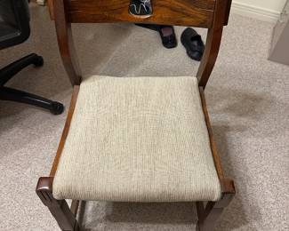 #9 - $300 - Round Oak dinning table with 6 chairs - table 30tx43 round - chairs 30tx21w20d Also has 2 leaf  inserts 