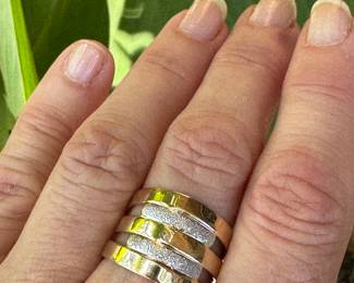 #83 - $280 - 14kt gold ring 3 ring band sz 7.5