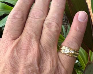 #111 - $600 - 5 round diamonds 14kt yellow gold band. Size 9 1/2 - 6.7 grams. 