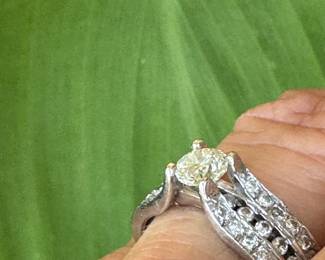 #99 - 14kt white gold diamond ring 0.50ct approx & small diamonds 0.50ct - 