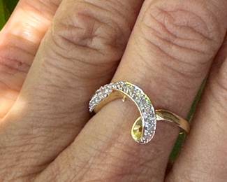 #82 - $250 - 14kt gold ring band w/tiny diamond sz 6.5 