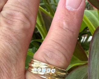 #111 - $600 - 5 round diamonds 14kt yellow gold band. Size 9 1/2 - 6.7 grams. 