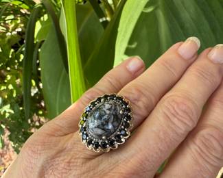 #88 - $300 -10kt white gold ring with grey stone & black daisy style bezel sz 6