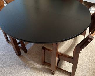 #9 - $300 - Round Oak dinning table with 6 chairs - table 30tx43 round - chairs 30tx21w20d Also has 2 leaf  inserts 