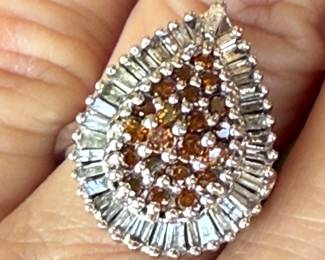 #97 - $450 - 10kt white gold pear ring bezel baguettes diamonds. sz 6.5. 7grams.