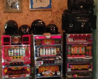 3 Available slot machines that are set to use tokens
