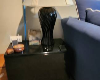 Lacquered end table & lamps