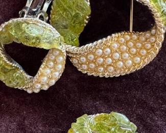 Vintage JJ Jonette Jewelry Green Glass & Faux Pearl Brooch – Signed Costume Jewelry