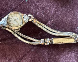 Vintage Delmar Women’s Gold-Tone Mechanical Wristwatch – Retro 1940s–1960s Timepiece