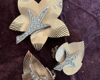 Demi-Parure Gold Tone Leaf & Rhinestone Bird Brooch with Matching Clip-On Earrings