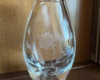 Etched Crystal Vase with Rose Motif – Elegant Mid-Century Glass Decor